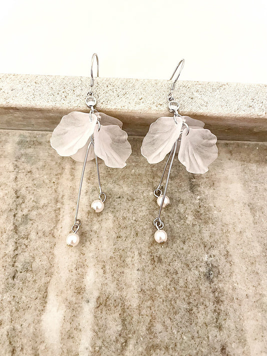 White petal flower earrings, petal earrings, white flower and pearl studs, boho flower earrings, white floral earrings, statement earrings